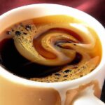 Como fazer café com calda de caramelo artesanal