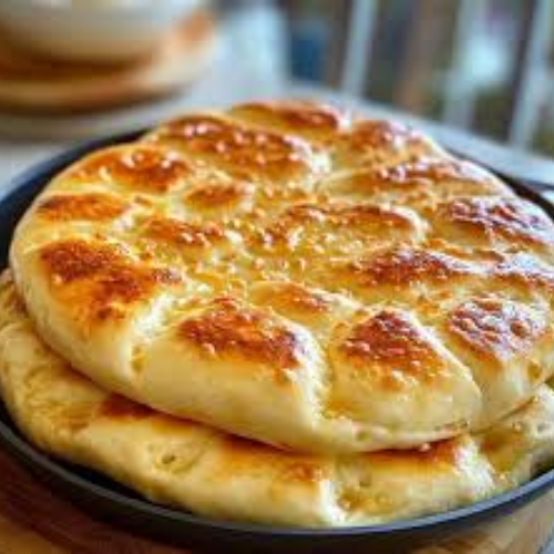 Introdução Se você ama pães macios e cheios de sabor, esta receita de pão de leite turco fofinho é perfeita para você! Com sua textura leve e aroma irresistível, esse pão conquista qualquer um à primeira mordida. Além disso, é super fácil de fazer em casa, mesmo para iniciantes na cozinha. Em menos de uma hora, você terá um pão incrível, digno de padarias internacionais, saindo do seu forno. Preparar o pão de leite turco fofinho é uma maneira de transformar qualquer refeição em algo especial. Ele é perfeito para o café da manhã, acompanhar sopas ou até mesmo para sanduíches gourmet. Vamos aprender juntos como fazer essa maravilha? Ingredientes e Substituições para o Pão de Leite Turco Fofinho Aqui está a lista completa dos ingredientes que você vai precisar para o pão de leite turco fofinho: Ingredientes 500 g de farinha de trigo (preferencialmente tipo 1) 10 g de fermento biológico seco (ou 30 g de fermento fresco) 50 g de açúcar 1 colher de chá de sal 250 ml de leite morno (não quente) 50 ml de água morna 50 g de manteiga derretida 1 ovo (para a massa) 1 gema misturada com 1 colher de sopa de leite (para pincelar) Substituições Farinha de trigo: Pode ser substituída por farinha integral, mas o pão ficará um pouco mais denso. Leite: Use leite vegetal, como leite de amêndoas ou aveia, para uma versão sem lactose. Açúcar: Para um toque mais saudável, experimente usar mel ou açúcar mascavo. Manteiga: Pode ser trocada por óleo vegetal ou margarina. Com essas opções, você pode adaptar a receita para diferentes dietas e preferências! Utensílios Necessários e Tempo de Preparo Utensílios Essenciais Uma tigela grande para misturar os ingredientes. Um pano de prato limpo para cobrir a massa enquanto ela cresce. Forma retangular ou redonda para assar o pão. Pincel culinário para aplicar a mistura de gema e leite. Tempo de Preparo Tempo de preparo da massa: 20 minutos Tempo de descanso: 30 minutos Tempo de forno: 20 minutos Tempo total: 1 hora e 10 minutos Com poucos utensílios e um tempo de preparo curto, você terá um pão irresistível para desfrutar. Modo de Preparo do Pão de Leite Turco Fofinho Passo a Passo Misture os ingredientes secos: Em uma tigela grande, combine a farinha, o fermento, o açúcar e o sal. Misture bem. Adicione os líquidos: Acrescente o leite morno, a água morna, o ovo e a manteiga derretida. Misture até formar uma massa homogênea. Sove a massa: Coloque a massa sobre uma superfície enfarinhada e sove por cerca de 10 minutos, até que fique lisa e elástica. Deixe crescer: Coloque a massa de volta na tigela, cubra com um pano de prato limpo e deixe descansar por 30 minutos, ou até dobrar de tamanho. Modele os pães: Divida a massa em partes iguais, modele como preferir (bolinhas, tranças, ou formato tradicional) e coloque na forma. Descanso final: Deixe os pães crescerem por mais 10 minutos enquanto o forno pré-aquece a 180°C. Finalize: Pincele os pães com a mistura de gema e leite para uma crosta dourada e brilhante. Asse: Leve ao forno por cerca de 20 minutos, ou até os pães estarem dourados. Pronto! Seu pão de leite turco fofinho está pronto para ser saboreado. Dicas para a Receita Perfeita Controle a temperatura do leite: O leite não deve estar muito quente, pois pode matar o fermento. Não economize na sova: Sovar bem a massa ajuda a desenvolver o glúten, deixando o pão mais macio. Cubra a massa corretamente: O pano de prato evita que a massa resseque durante o crescimento. Variações e Personalizações Recheios doces: Adicione geleia ou doce de leite antes de assar. Recheios salgados: Experimente queijo ralado ou presunto picado. Coberturas especiais: Salpique sementes de gergelim ou chia para um toque decorativo e nutritivo. Curiosidades sobre o Pão de Leite Turco O pão de leite turco, conhecido como "Sütlü Ekmek", tem origem na rica culinária do Oriente Médio. É um pão muito apreciado em cafés da manhã turcos, onde é servido com mel, queijos e manteiga. Sua maciez e sabor suave conquistaram paladares ao redor do mundo, tornando-se uma escolha popular para qualquer ocasião. Como Ganhar Dinheiro com o Pão de Leite Turco Fofinho Se você pensa em comercializar, aqui estão algumas ideias: Preço: Venda cada pão por R$ 10,00 a R$ 12,00, dependendo do tamanho. Embalagens: Utilize sacos kraft com adesivos personalizados para um visual artesanal. Personalização: Ofereça opções recheadas para aumentar o valor percebido. Erros Comuns e Como Evitá-los Massa dura: Isso acontece quando há farinha demais. Adicione os líquidos aos poucos para evitar. Pão não cresce: Certifique-se de que o fermento está ativo e dentro do prazo de validade. Casca muito dura: Asse em forno preaquecido e não exagere no tempo de cozimento. Conclusão Agora que você sabe como fazer um delicioso pão de leite turco fofinho, é hora de colocar a mão na massa! Esse pão é perfeito para surpreender amigos e familiares ou até mesmo para começar um pequeno negócio. Experimente hoje mesmo e compartilhe sua experiência nos comentários!
