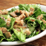 Salada Caesar com Torresmo Pronta em Apenas 30 Minutos