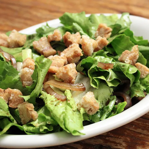 Salada Caesar com Torresmo Pronta em Apenas 30 Minutos