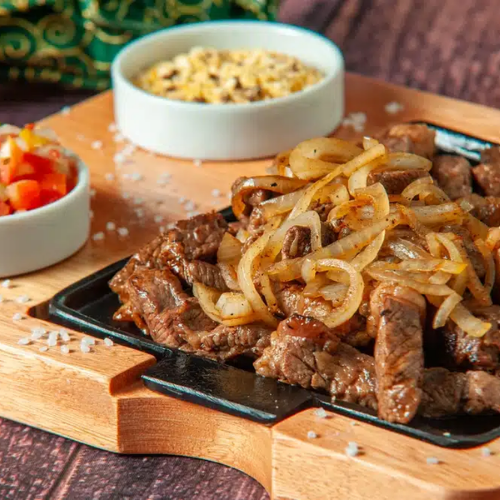 Bife Acebolado com Farofa e Vinagrete: Um Almoço Saboroso em Apenas 30 Minutos