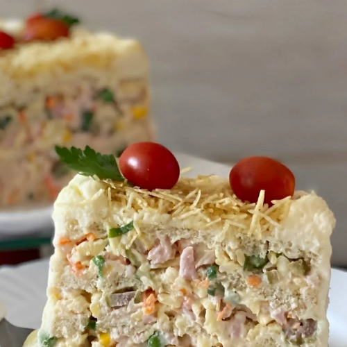 Lembra daquele lanche rápido que salvava as tardes em família? Esta torta fria salgada com Nestlé pode ser seu novo clássico! Qual é o seu recheio favorito? Conta nos comentários! Torta fria salgada é a solução perfeita para quem busca praticidade sem abrir mão do sabor. Em apenas 30 minutos, você cria um prato versátil que brilha em lanches, festas ou até como estrela de um jantar leve. Com camadas cremosas e ingredientes simples, ela conquista todos os paladares e ainda permite personalizações incríveis. Usando marcas como Nestlé para o creme e Tramontina para os utensílios, você garante um resultado profissional com o mínimo de esforço. Seja para surpreender os amigos ou curtir um momento especial em casa, esta torta fria salgada é a escolha certa. Vamos mergulhar nesse preparo delicioso? Ingredientes e Substituições 🥄 Para uma torta fria salgada que serve 6 pessoas, você vai precisar de: 1 pacote de pão de forma sem casca (400 g, Wickbold) 2 latas de creme de leite Nestlé (300 g cada) 1 sachê de maionese Hellmann’s (250 g) 1 lata de atum sólido Gomes da Costa (170 g) 1 cenoura média ralada (cerca de 100 g) 1/2 cebola picada finamente (50 g) 100 g de azeitonas verdes fatiadas (Gallo) 200 g de muçarela fatiada Tirolez 1 colher de sopa de azeite extra virgem Gallo Sal e pimenta-do-reino a gosto Salsinha picada para decorar (opcional) Substituições: Atum → frango desfiado ou presunto picado Sadia. Creme de leite Nestlé → iogurte natural Piracanjuba para uma versão mais leve. Muçarela Tirolez → ricota Piracanjuba para um toque saudável. Azeitonas Gallo → milho verde ou palmito picado. Utensílios Necessários e Tempo de Preparo 🍳 Utensílios: Travessa retangular Tramontina (25x15 cm) Espátula de silicone Arno Tigela média para misturar Faca de corte Tramontina Rodela para cenoura (opcional) Tempo: Preparo: 20 minutos Geladeira: 10 minutos Total: 30 minutos Modo de Preparo Siga estes passos simples para uma torta fria salgada impecável: Prepare o recheio: Em uma tigela, misture o atum Gomes da Costa (escorrido), a cenoura ralada, a cebola, as azeitonas Gallo e o azeite. Tempere com sal e pimenta-do-reino. Reserve. Monte a base cremosa: Combine o creme de leite Nestlé com a maionese Hellmann’s em outra tigela. Misture até ficar homogêneo. Estruture as camadas: Na travessa Tramontina, coloque uma camada de pão de forma Wickbold (corte as bordas, se necessário). Espalhe uma camada fina do creme Nestlé e, por cima, uma porção do recheio de atum. Adicione muçarela: Cubra o recheio com fatias de muçarela Tirolez. Repita as camadas (pão, creme, recheio, muçarela) até acabarem os ingredientes, finalizando com creme. Decore: Polvilhe salsinha picada ou azeitonas para um toque especial. Leve à geladeira: Cubra com filme plástico e deixe na geladeira por 10 minutos para firmar. Sirva gelada! Desafio: que ingrediente secreto você adicionaria para deixar sua torta fria salgada inesquecível? Conta sua ideia nos comentários e inspire nossa comunidade! Dicas para uma Torta Fria Salgada Perfeita 💡 Textura ideal: Use pão de forma fresco Wickbold para evitar que amoleça demais. Creme uniforme: Misture o creme de leite Nestlé e a maionese Hellmann’s com uma espátula Arno para um resultado liso. Toque crocante: Adicione batata palha na última camada antes de servir. Porções perfeitas: Corte com uma faca Tramontina bem afiada para fatias impecáveis. Sabor extra: Polvilhe parmesão ralado Vigor sobre o creme final. Variações e Personalizações 🎨 Torne sua torta fria salgada única com estas ideias: Vegetariana: Substitua o atum por abobrinha refogada e milho verde. Picante: Adicione pimenta calabresa ou molho Sriracha ao recheio. Gourmet: Use cream cheese Piracanjuba no lugar da maionese Hellmann’s. Festiva: Inclua camadas de tomate seco e manjericão fresco para um toque sofisticado. Curiosidades sobre a Torta Fria Salgada A torta fria salgada é um clássico brasileiro, popular em festas de aniversário e reuniões familiares. Sua praticidade conquistou cozinheiros amadores, enquanto marcas como Nestlé e Gomes da Costa tornaram os ingredientes mais acessíveis. Você sabia que ela surgiu como uma adaptação de sanduíches em camadas, ganhando status de prato principal nos anos 80? Como Ganhar Dinheiro com Torta Fria Salgada – Negócio Lucrativo, Cartão de Crédito e Pagamento Facilitado Vender tortas frias salgadas é um negócio lucrativo com baixo investimento. Com ingredientes acessíveis como pão Wickbold e creme de leite Nestlé, você pode alcançar margens de lucro de até 70%. Ofereça versões tradicionais ou saudáveis com iogurte Piracanjuba para cobrar preços premium. Dicas de negócio: Pagamentos modernos: Aceite cartão de crédito com parcelamento sem juros usando maquininhas SumUp ou PagSeguro. Vendas online: Divulgue no iFood ou WhatsApp e receba por Pix para agilizar. Insumos econômicos: Compre em atacado com cartão empresarial para descontos. Dica bônus: Abra um MEI e invista em uma travessa Tramontina para produções em larga escala. Versão Saudável de Torta Fria Salgada 🥗 Para uma opção leve: Ingredientes: Substitua o creme de leite por iogurte natural Piracanjuba e a maionese por creme de ricota Tirolez. Use pão integral Wickbold e adicione vegetais como brócolis cozido. Preparo: Siga os mesmos passos, mas reduza o sal e use azeite Gallo com moderação. Benefício: Menos calorias, mais fibras e sabor incrível! Erros Comuns e Como Evitá-los 🚫 Pão encharcado: Não exagere no creme Nestlé; espalhe camadas finas com uma espátula Arno. Recheio escorrendo: Escorra bem o atum Gomes da Costa antes de misturar. Sabor apagado: Tempere cada camada com um toque de pimenta-do-reino. Corte irregular: Use uma faca Tramontina afiada e deixe a torta gelar por 10 minutos antes de cortar. Conclusão A torta fria salgada é prática, deliciosa e perfeita para qualquer ocasião. Com Nestlé, Gomes da Costa e uma travessa Tramontina, você cria um prato que encanta a todos em apenas 30 minutos. Prepare hoje e transforme seus lanches em momentos inesquecíveis! Nossa comunidade quer saber: como ficou sua torta fria salgada? Qual recheio roubou a cena? Deixe seu comentário no final do post!