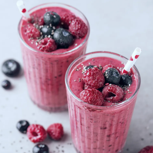 Qual bebida refrescante te lembra um momento de cuidado com você mesmo? Esse smoothie de kefir com frutas vermelhas pode ser sua nova paixão! Conta nos comentários o que achou! 🥤 Smoothie de kefir com frutas vermelhas é a escolha perfeita para quem busca uma bebida saudável, cremosa e cheia de sabor. Em apenas 10 minutos, você transforma ingredientes simples em um drink nutritivo que combina a potência do kefir Piracanjuba com a doçura das frutas vermelhas. Ideal para o café da manhã, lanche da tarde ou até como uma pausa refrescante no dia, esse smoothie é prático e encanta qualquer paladar. Com utensílios da Tramontina e um liquidificador Arno, você cria uma textura aveludada que faz toda a diferença. Seja para começar o dia com energia ou para um momento de autocuidado, esse smoothie é versátil e cheio de benefícios. Vamos mergulhar nesse preparo simples que vai conquistar seu coração? Ingredientes e Substituições 🥄 Para um smoothie de kefir com frutas vermelhas perfeito, reúna: 1 xícara de kefir natural Piracanjuba ½ xícara de morangos frescos ou congelados ½ xícara de framboesas frescas ou congeladas ¼ xícara de mirtilos (opcional, para um toque extra) 1 colher de sopa de mel Mbee (ou adoçante de sua preferência) ½ banana madura (para cremosidade) 2 cubos de gelo (opcional, para gelar) Substituições: Kefir Piracanjuba → Iogurte natural Vigor ou leite de coco Itambé. Frutas vermelhas → Amoras ou cerejas frescas (use o que tiver na estação). Mel Mbee → Açúcar mascavo ou xilitol para uma versão low-carb. Banana → Abacate para um toque mais neutro e saudável. Utensílios Necessários e Tempo de Preparo 🍹 Utensílios: Liquidificador Arno Power Max Copo medidor Tramontina Colher de sopa Tramontina Caribe Copo alto para servir (sugestão: Tramontina Exata) Tempo: Preparo: 10 minutos Total: 10 minutos (sem necessidade de forno) Modo de Preparo Lave bem as frutas vermelhas frescas em água corrente. Se usar frutas congeladas, retire do freezer 5 minutos antes para facilitar o processo. No liquidificador Arno, adicione o kefir natural Piracanjuba, os morangos, as framboesas e os mirtilos (se usar). Acrescente a banana cortada em rodelas e o mel Mbee. Para um smoothie mais gelado, inclua os cubos de gelo. Bata tudo por 30-40 segundos em velocidade média, até obter uma mistura homogênea e cremosa. Use a função pulsar do liquidificador Arno, se necessário. Prove e ajuste o doce, adicionando mais mel ou adoçante, se preferir. Sirva imediatamente em um copo alto Tramontina Exata. Decore com uma framboesa ou folhinha de hortelã, se quiser um charme extra. Desafio: que fruta extra você adicionaria para deixar seu smoothie de kefir com frutas vermelhas ainda mais especial? Conta sua ideia nos comentários! Dicas para um Smoothie de Kefir com Frutas Vermelhas Perfeito 💡 Frutas congeladas para textura: Congele as frutas vermelhas com antecedência para um smoothie mais espesso e gelado, sem precisar de gelo. Kefir bem fresco: Use kefir Piracanjuba recém-aberto para garantir sabor suave e benefícios probióticos máximos. Ajuste a cremosidade: Se preferir mais líquido, adicione ¼ de xícara de água ou leite Itambé. Para mais espessura, inclua ¼ de abacate. Decoração simples: Polvilhe chia ou granola Nestlé por cima para um toque crocante e visual incrível. Sirva na hora: O smoothie é mais saboroso fresco. Evite guardar por mais de 1 hora para manter a textura. Variações e Personalizações 🎨 Torne seu smoothie de kefir com frutas vermelhas único: Tropical: Substitua a banana por manga ou abacaxi para um toque exótico. Use suco de laranja Natural One para diluir. Verde saudável: Adicione ½ xícara de espinafre ou couve para um boost de nutrientes. O kefir Piracanjuba neutraliza o sabor verde. Proteico: Inclua uma colher de sopa de whey protein ou pasta de amendoim AmendoPower para um lanche pós-treino. Sem açúcar: Troque o mel por algumas gotas de estévia ou use apenas frutas bem maduras. Curiosidades sobre Smoothie de Kefir com Frutas Vermelhas O kefir, um fermentado rico em probióticos, é consumido há séculos, com origem nas montanhas do Cáucaso. Combinado com frutas vermelhas, ele ganhou fama nos últimos anos, especialmente com marcas como Piracanjuba, que facilitaram o acesso ao kefir de qualidade. As frutas vermelhas, como morangos e framboesas, são antioxidantes poderosos, perfeitas para a saúde da pele e do coração. Sabia que um copo desse smoothie pode ter até 10 bilhões de probióticos vivos? Um verdadeiro presente para o corpo! Como Ganhar Dinheiro com Smoothie de Kefir com Frutas Vermelhas – Negócio Lucrativo, Cartão de Crédito e Pagamento Facilitado Vender smoothies de kefir com frutas vermelhas é uma oportunidade de negócio lucrativa com baixo investimento. Com ingredientes acessíveis como kefir Piracanjuba e frutas da estação, a margem de lucro pode chegar a 60-70%. Ofereça em copos personalizados Tramontina Exata para um visual premium. Aceite pagamentos variados: Use maquininhas SumUp ou PagSeguro para cartão de crédito com parcelamento sem juros, atraindo mais clientes. Vendas online: Divulgue no Instagram e venda via iFood ou WhatsApp, aceitando Pix para agilidade. Compre insumos com estratégia: Use cartão empresarial para comprar frutas em atacado e kefir Piracanjuba em promoções. Versão saudável premium: Ofereça opções com iogurte Vigor ou sementes para cobrar mais por versões funcionais. Dica bônus: Abra um MEI para formalizar seu negócio e invista em um liquidificador Arno para maior eficiência. Versão Saudável de Smoothie de Kefir com Frutas Vermelhas 🥗 Para uma versão ainda mais leve: Substitua o mel por 3 tâmaras sem caroço (adoçante natural). Use kefir desnatado Piracanjuba para menos gordura. Adicione 1 colher de sopa de sementes de chia ou linhaça para fibras. Troque a banana por ¼ de abacate para cremosidade com menos açúcar. Passos adaptados: Hidrate as tâmaras em água morna por 5 minutos antes de bater. No liquidificador Arno, combine o kefir desnatado Piracanjuba, frutas vermelhas, abacate e sementes de chia. Bata por 40 segundos e sirva em um copo Tramontina com uma pitada de chia por cima. Erros Comuns e Como Evitá-los 🚫 Smoothie aguado: Evite excesso de líquido. Use no máximo ¼ de xícara de água ou suco Natural One. Textura granulada: Certifique-se de bater bem no liquidificador Arno, pelo menos 30 segundos, para uma mistura lisa. Sabor muito ácido: Equilibre com banana madura ou um toque extra de mel Mbee. Kefir com gosto forte: Use kefir Piracanjuba fresco e guarde na geladeira para manter o sabor suave. Frutas sem sabor: Escolha frutas vermelhas maduras ou congeladas de boa qualidade para garantir doçura natural. Conclusão O smoothie de kefir com frutas vermelhas é mais do que uma bebida: é um momento de cuidado, sabor e saúde em apenas 10 minutos. Com kefir Piracanjuba, frutas frescas e um toque de criatividade, você cria uma bebida que encanta e nutre. Prepare hoje mesmo com seu liquidificador Arno e surpreenda-se com a cremosidade! Quer levar esse smoothie para sua rotina ou para um negócio lucrativo? É só começar! Nossa comunidade quer saber: como ficou seu smoothie de kefir com frutas vermelhas? Que toque especial você deu? Deixe seu comentário no final do post! 🥤